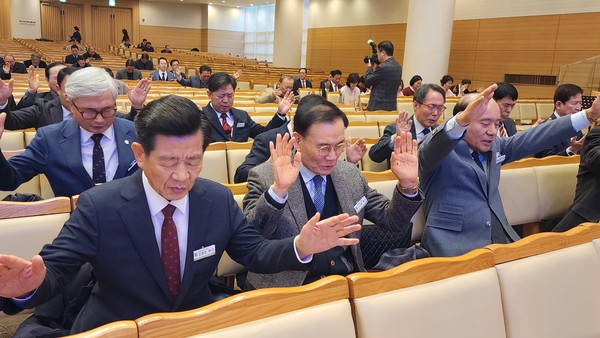  축사하러 오신 분들도 같이 기도에 열심