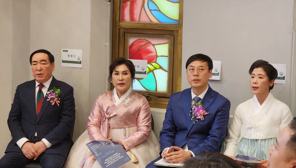  원로목사와 신임목사 부부