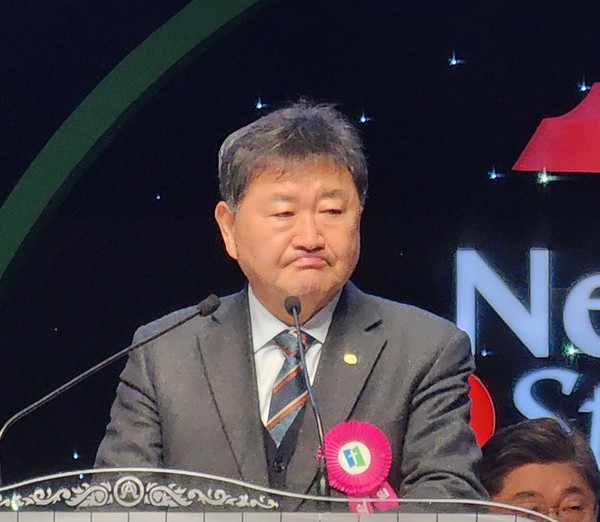  헌금기도하는 회계 이희근 장로