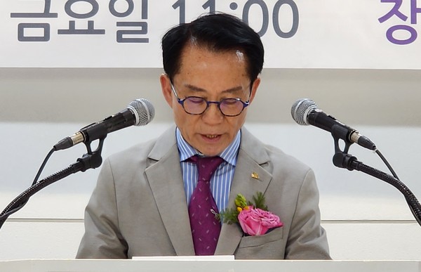  기도하는 상임부회장 백응선 장로