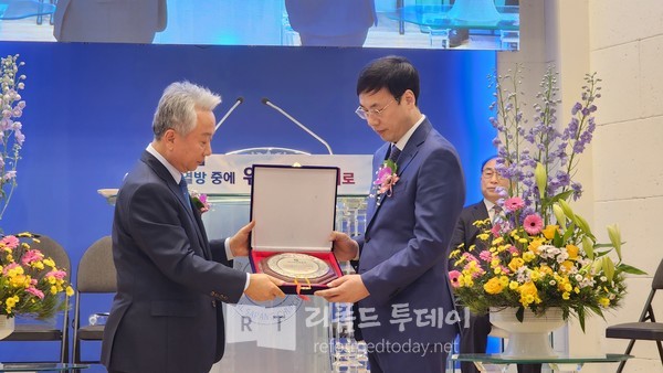 노회장의 위임목사 축하패 증정