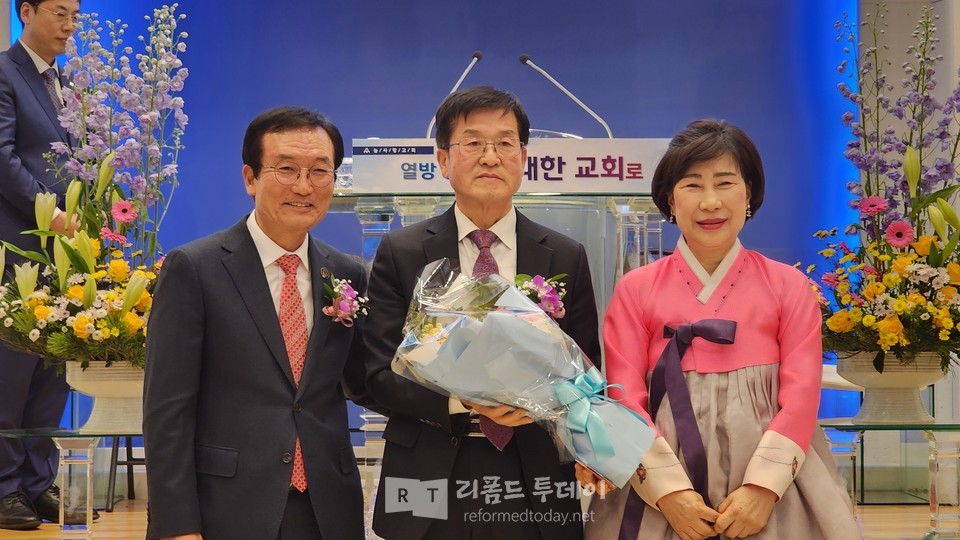 왕흥기 장로가 은퇴장로 선물전달