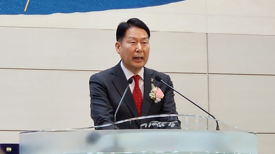 축사하는 이천은광교회 김상기 목사, 이견수 목사와의 인연으로 