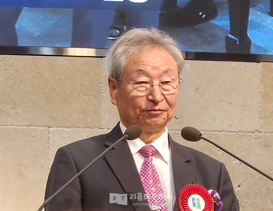 회장 박인규 장로 사회.
