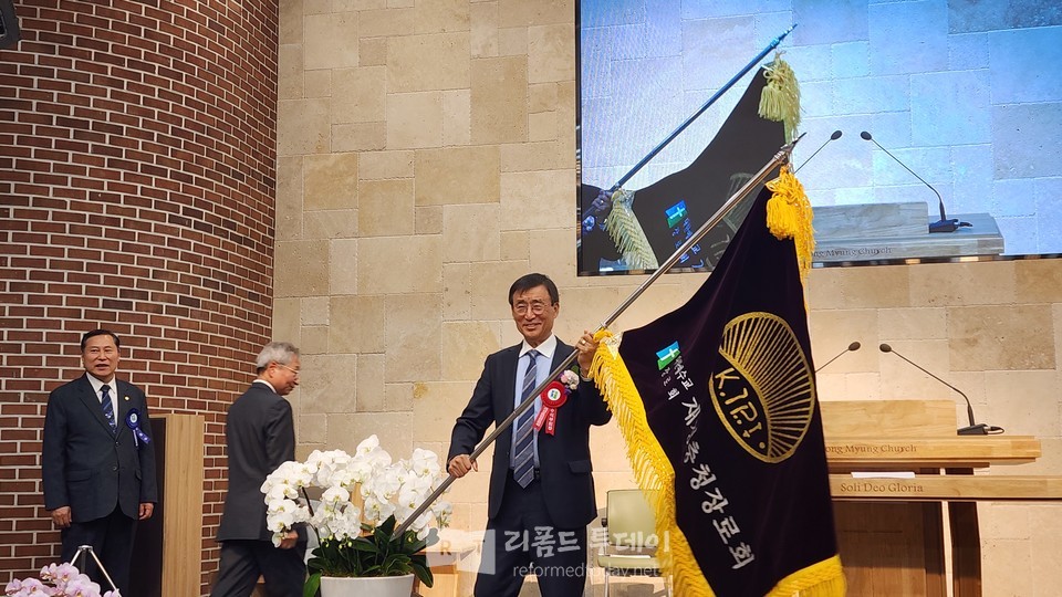 새로 만든 깃발을  인계받아 휘날리다.