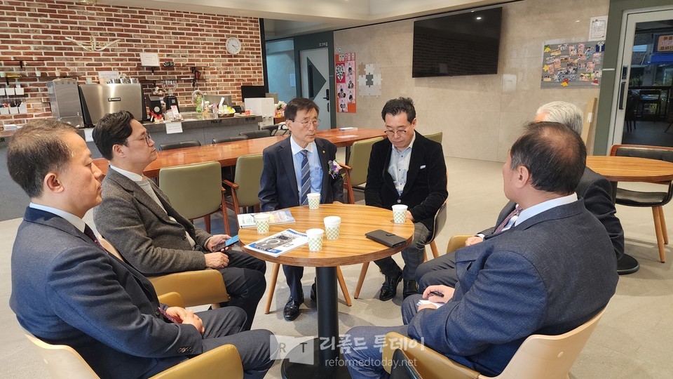 1층 카페에서 임원회의 개최